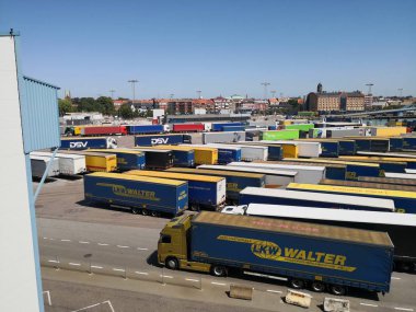 Limanda renkli kamyonlar feribotu bekliyor.