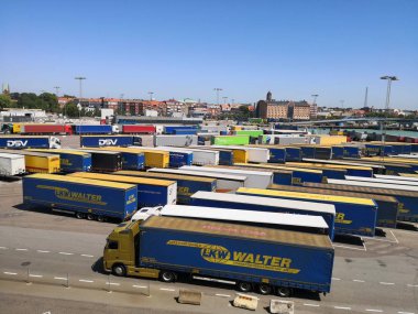 Limanda renkli kamyonlar feribotu bekliyor.