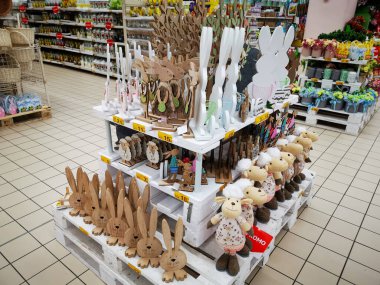Krakow, Polonya - 26 Mars, 2020: Paskalya ürünleri stantta. Süpermarketteki raflarda Paskalya süsleri ve bayram yemekleri satılıyor. Paskalya sürprizi, satış vurgunu, oyuncakla yumurta, fiyat.
