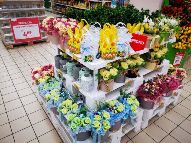 Krakow, Polonya - 26 Mars, 2020: Paskalya ürünleri stantta. Süpermarketteki raflarda Paskalya süsleri ve bayram yemekleri satılıyor. Paskalya sürprizi, satış vurgunu, oyuncakla yumurta, fiyat.