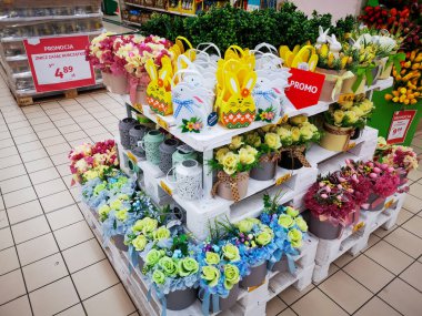 Krakow, Polonya - 26 Mars, 2020: Paskalya ürünleri stantta. Süpermarketteki raflarda Paskalya süsleri ve bayram yemekleri satılıyor. Paskalya sürprizi, satış vurgunu, oyuncakla yumurta, fiyat.