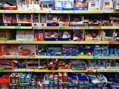 Krakow, Polonya - 30 Mart 2020: Süpermarketteki raflarda Paskalya süslemeleri ve bayram yemekleri satışı. Mağazanın içi ve Polonya 'daki salgın sırasında iç mekan..