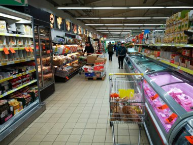 Krakow, Polonya - 30 Mart 2020: Süpermarketteki raflarda Paskalya süslemeleri ve bayram yemekleri satışı. Mağazanın içi ve Polonya 'daki salgın sırasında iç mekan..