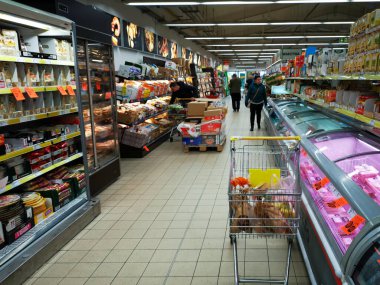 Krakow, Polonya - 30 Mart 2020: Süpermarketteki raflarda Paskalya süslemeleri ve bayram yemekleri satışı. Mağazanın içi ve Polonya 'daki salgın sırasında iç mekan..