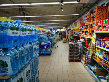 Krakow, Polonya - 30 Mart 2020: Süpermarketteki raflarda Paskalya süslemeleri ve bayram yemekleri satışı. Mağazanın içi ve Polonya 'daki salgın sırasında iç mekan..