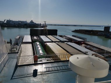 Trelleborg, İsveç - 14 Mart 2020: filikalar, kargo feribot ekipmanları. Limandan limana giden feribota bakın, iskele tarafında İsveç siparişi var. Salgın nedeniyle sınırları kapatmadan önce