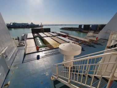Trelleborg, İsveç - 14 Mart 2020: filikalar, kargo feribot ekipmanları. Limandan limana giden feribota bakın, iskele tarafında İsveç siparişi var. Salgın nedeniyle sınırları kapatmadan önce