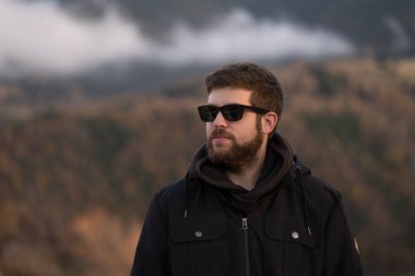 Yol üzerinde duran genç adam