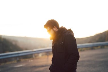 Yol üzerinde duran genç adam