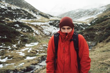 Sıradağları üzerinde duran adam