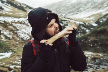 Adam hayvan kemik ısırma 