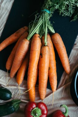havuç kesme tahtası üzerinde demet