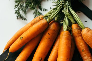 havuç kesme tahtası üzerinde demet