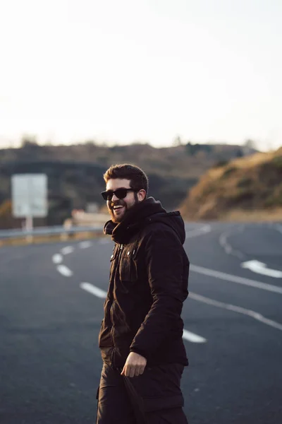 Joven parado en el camino — Foto de Stock