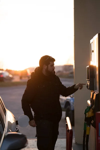 Mann zeigt auf Benzinpumpe — Stockfoto