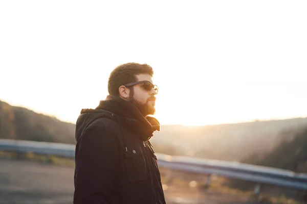 Ung man stående på vägen — Stockfoto