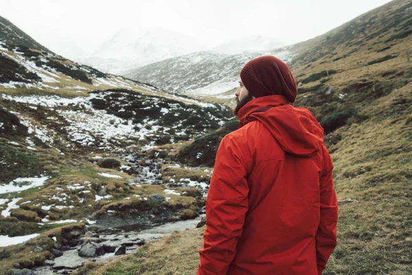 Mann steht auf Bergkette und schaut weg — Stockfoto