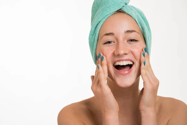 Ragazza utilizzando prodotti per la cura della pelle sul viso — Foto Stock