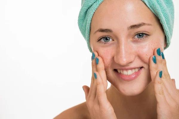 Menina usando cuidados produtos de pele no rosto — Fotografia de Stock