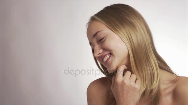 Flicka poserar och flirta med kamera — Stockvideo