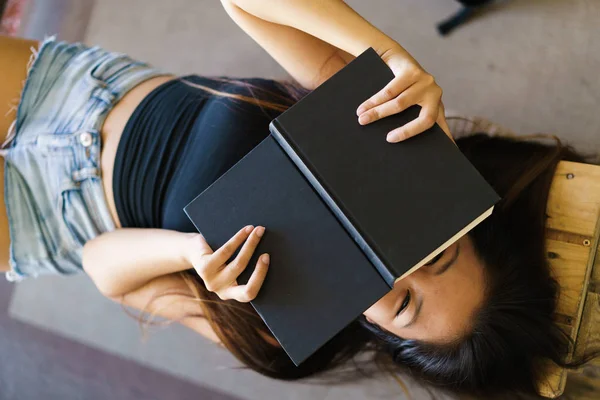 Wanita menutupi wajah dengan buku — Stok Foto