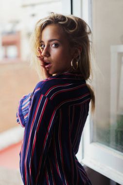 Gömlekli kışkırtıcı genç modeli