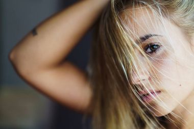 Yakın çekim yakışıklı genç modeli