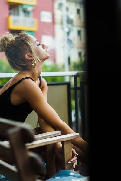 Wanita merokok di balkon — Stok Foto