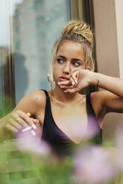 Joven rubia fumando pensativamente —  Fotos de Stock