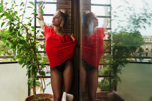 Провокационная девушка в длинной футболке — стоковое фото