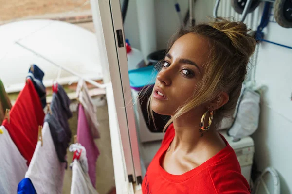 Portret van mooie vrouw op balkon — Stockfoto