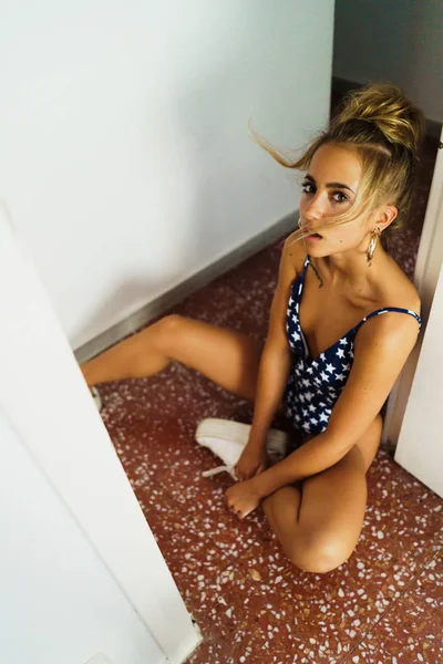Vacker flicka i baddräkt hemma — Stockfoto