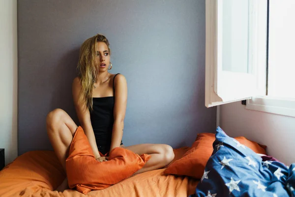 Mädchen posiert auf Bett — Stockfoto