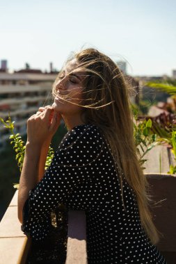 Kadın rüzgarlı balkon