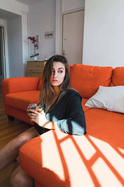 Woman relaxing with cup of coffee — Stock Photo, Image