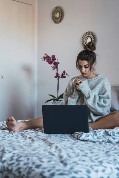 Mulher bebendo café no laptop — Fotografia de Stock