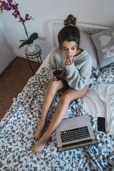 Woman drinking coffee — Stock Photo, Image