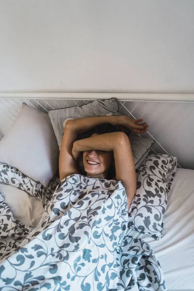 yalan ve yatakta rahatlatıcı kadın