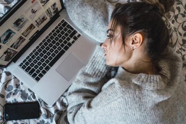 Vrouw liggen en ontspannen aan laptop — Stockfoto