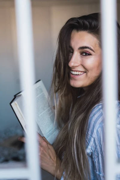 Frau liest Buch zu Hause — Stockfoto