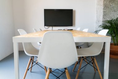 Konferans salonunda tablo