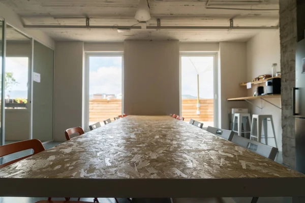 Grote tafel in de eetkamer — Stockfoto