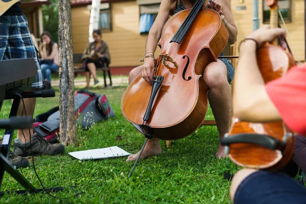Wanita bermain cello — Stok Foto