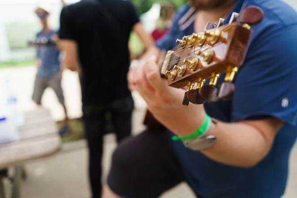 Persona irreconocible tocando la guitarra — Foto de Stock