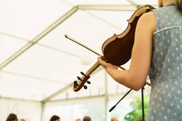 Vrouw spelen viool — Stockfoto