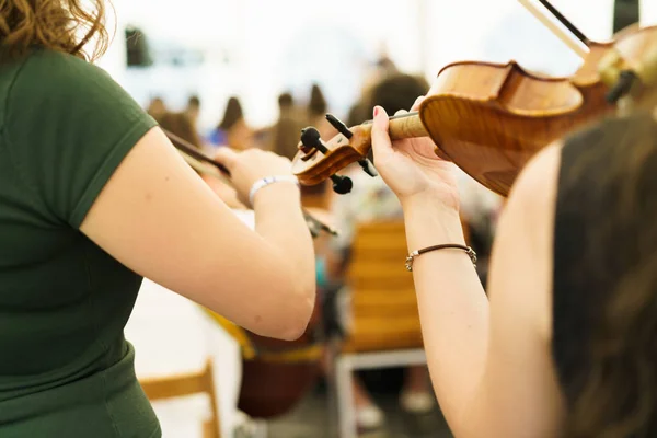 Mujeres tocando violines en sala de conciertos — Foto de Stock