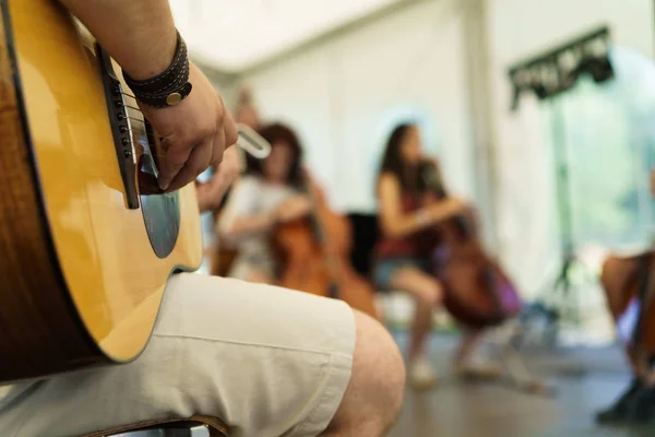 Hombre tocando la guitarra en hall — Foto de Stock