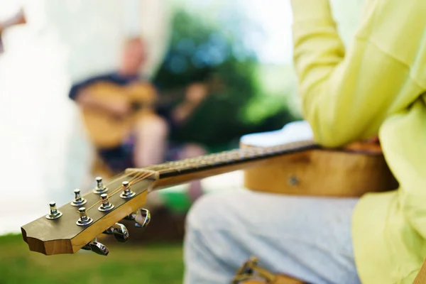 Gente sentada con guitarra —  Fotos de Stock