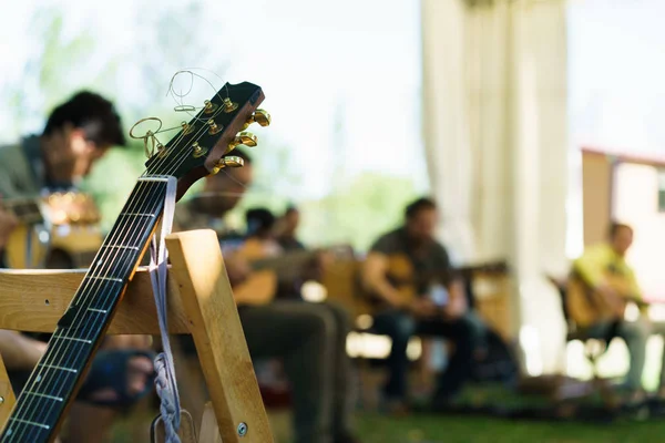 Clase musical con estudiantes practicando — Foto de Stock