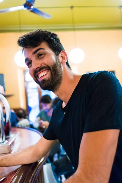Щасливий чоловік в барі — стокове фото